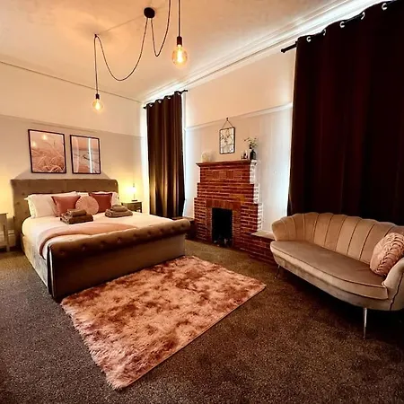 The Retreat - Large Luxury Apartment, Two Mins From Beach-3